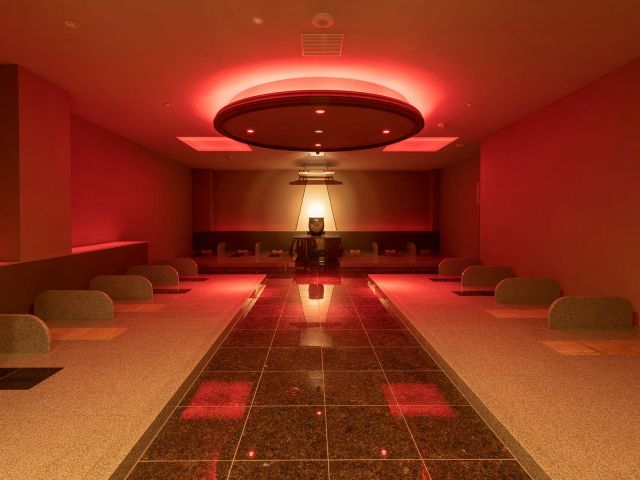 岩盤浴室 鉱石の温熱効果により、マイナスイオンをご体験頂けます。定期的にロウリュウイベントも開催します。