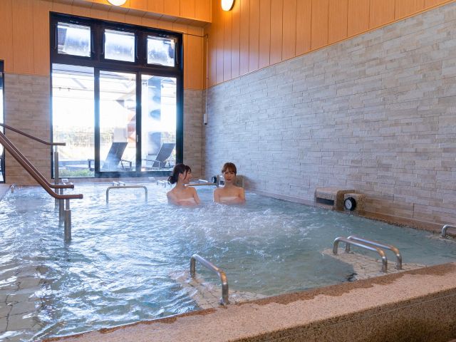 高濃度炭酸泉 皮膚についた細かい気泡が体内に吸収されて、血行を促します。