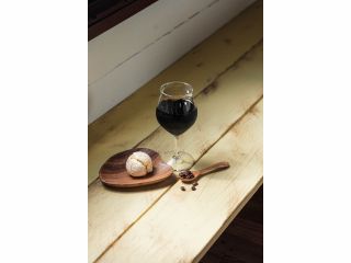 やまいち園で収穫したコーヒーと県産バニラビーンズを使用したバニラアイスと一緒に