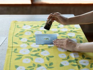 馬場染工場で染めたオリジナルの風呂敷に、お好きなアルファベットや数字を染めていただきます!