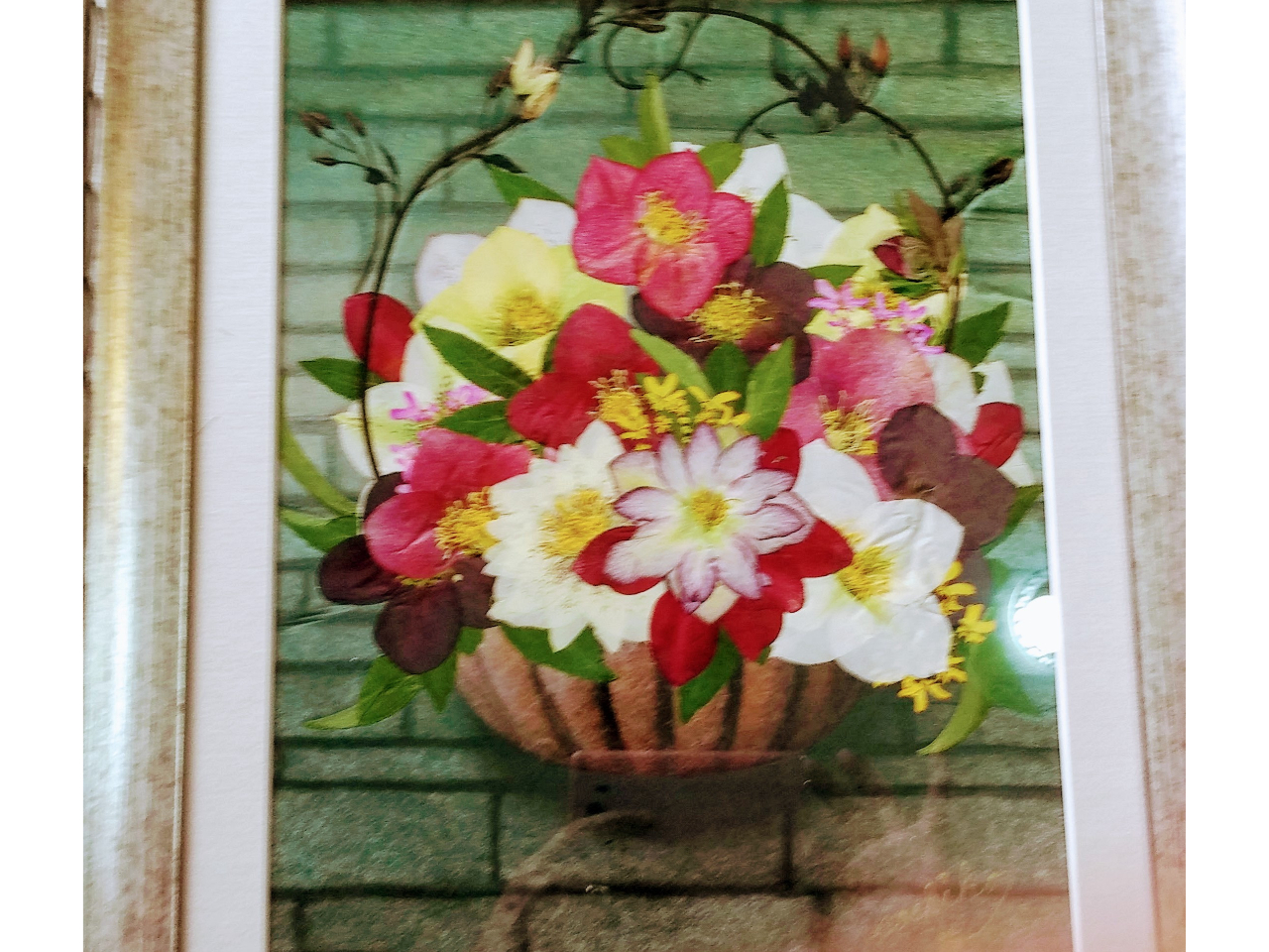 押し花・押しフルーツでアートフレームを作ります。
アート作品のような綺麗な作品が作れます