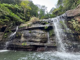 水落の滝。カヤックに乗ったまま滝行します。滝行すると意外と水量を感じます。人もいないことが多いので大体貸切です。