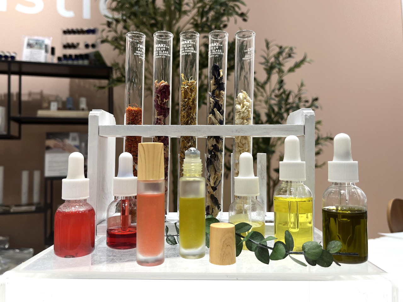 植物から抽出した天然色素のオイルベース