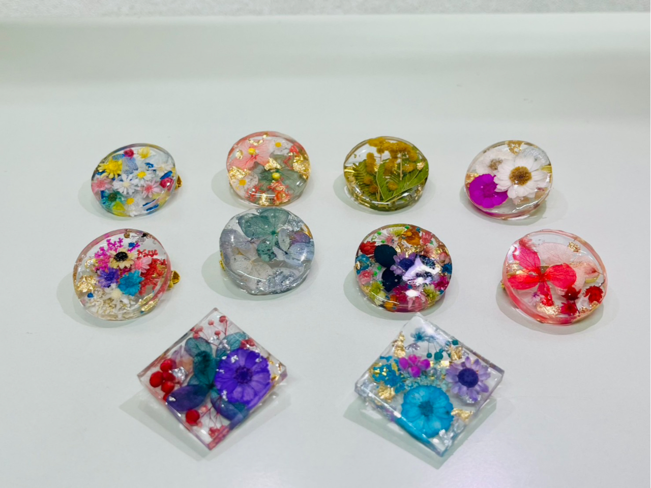 全8種の中から選ぶアクセサリー作りは100種類のお花から選べます 