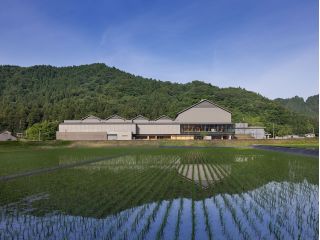 周囲の景色に溶け込む博物館