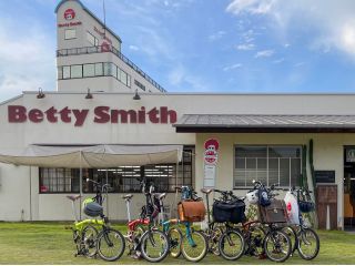 日本初のジーンズメーカー「Betty Smith」の工場にて。デニム文化の発信地で学ぶジーンズの奥深さ。