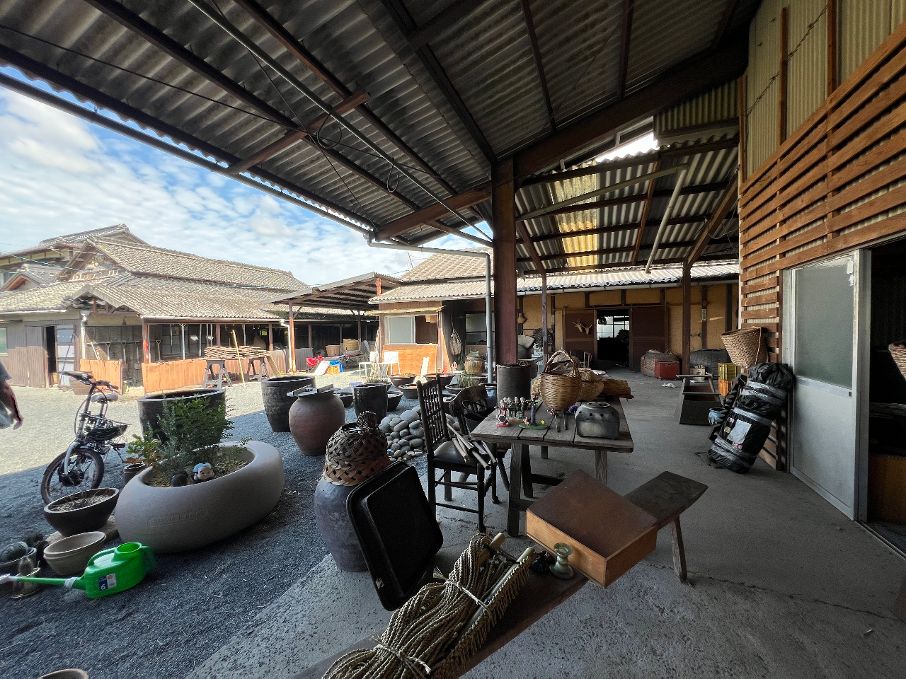 Âȓcɂ̕iɈ͂܂ꂽAgGŁA̖͂ƐElZ\BRfނDȂʂ肠ԂŐŠB