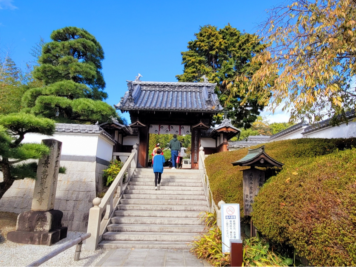 sω̐ΒioƍL̂́AS悤ȌiFBjƎRaq~̖B