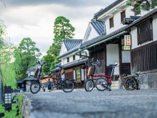 ブロンプトンで巡る美観地区。白壁の町並みと柳が揺れる風景を爽やかに満喫。