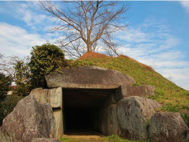天皇陵を表わす八角墳や、シンプルな方墳・円墳など、さまざまな形の古墳をご案内!