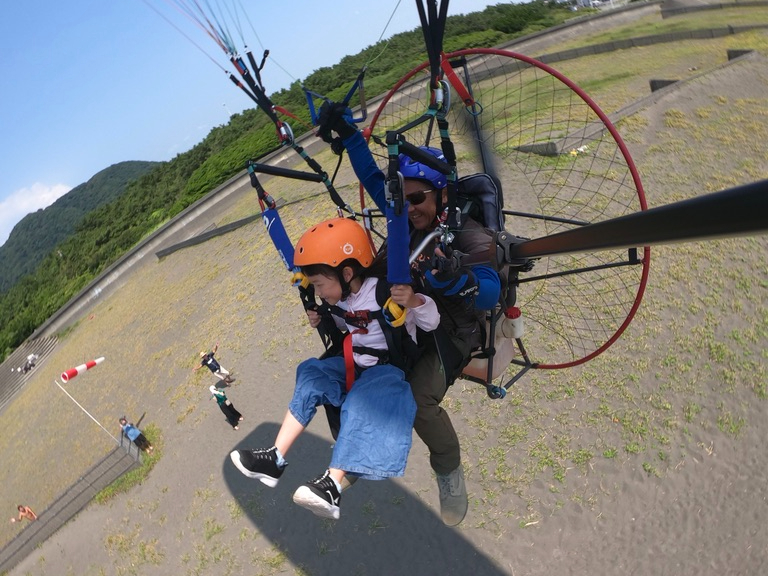 3歳からお申し込みできますがお子様ご本人の飛びたいという強い意志をガイドに伝えていただく必要がございます