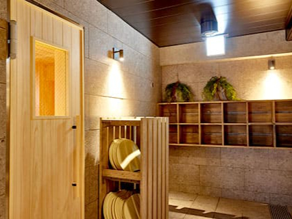 清潔感のある大浴場です。サウナマットなどのアメニティも充実!