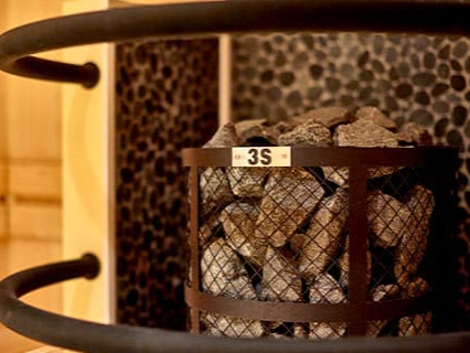 国産メーカーとコラボしたオリジナルサウナストーブは、ロウリュ時の熱の伝わる速度にこだわりました。