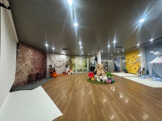 広々とした店内には6ヶ所のブースを配置