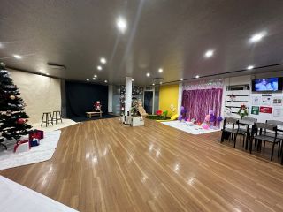 広々とした店内には6ヶ所のブースを配置