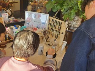 お子様も簡単に作っていただきましたが、ほかでは作ったことがなかったらしく親子でワイワイ植物の香りを嗅ぎながどのエッセンシャルオイルにするか迷われていました!