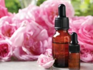 お好きなエッセンシャルオイルを使って自分オリジナル美容化粧水・美容クリーム・美容オイルの3点セットが作れます!