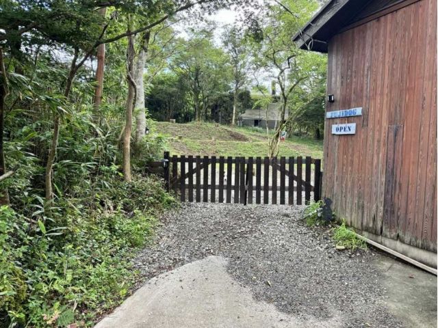 【外観】こちらの建物・看板が目印です!