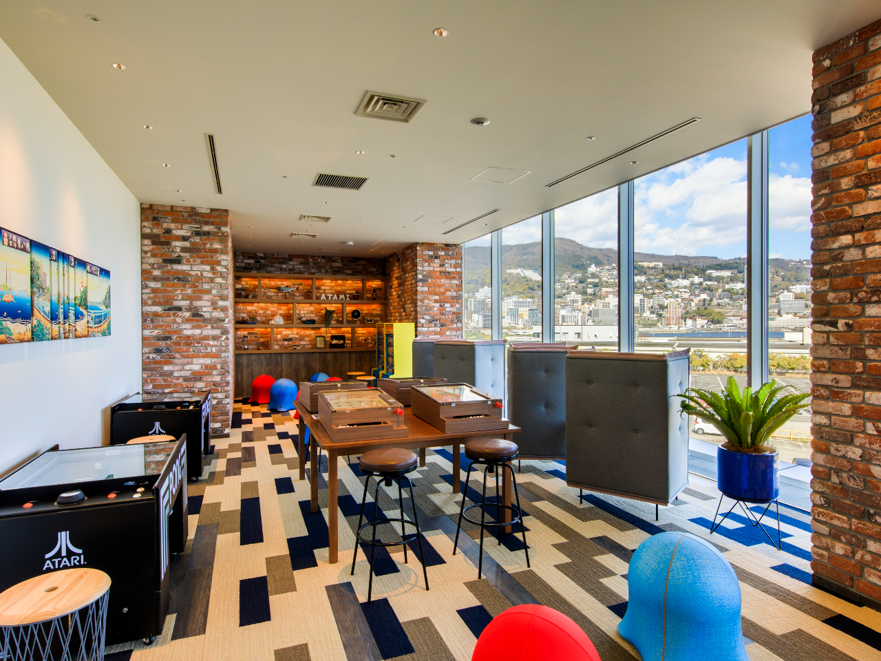 「スマートボール」などのゲーム機を取り揃え、熱海ならではの昭和の町を思わせるオシャレトロな空間を演出しました。