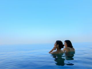 相模灘を一望できる日本最大級の立湯が皆様を非日常へお連れします。