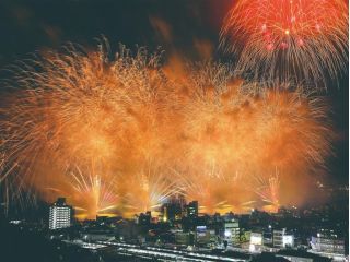 伊東市の夏を彩る、大迫力の花火【提供:伊東市観光協会】