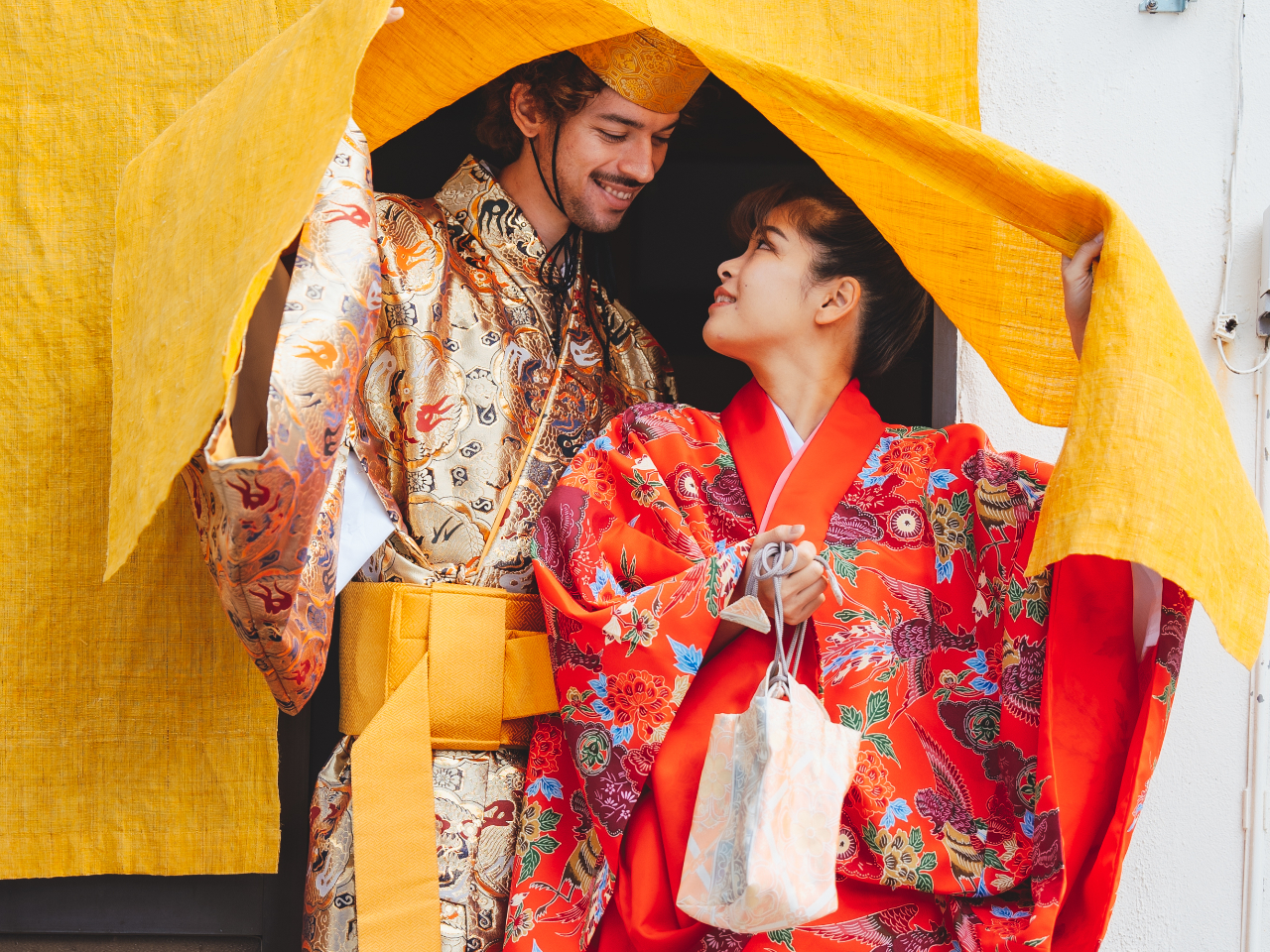 琉装で特別な家族写真を。店内や周辺の歴史的建物も一緒に楽しめます。