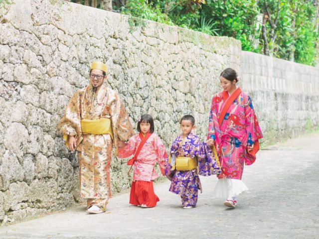 歴史ある中村家住宅まで徒歩5分。琉装で散策すれば写真映えも抜群です。
