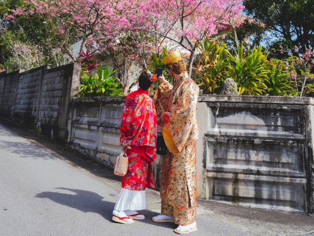 お店の周りのスポットを巡る琉装散策。沖縄らしい街並みを楽しめます。