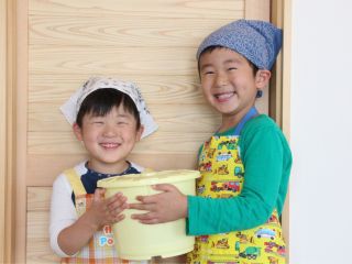 誰でも簡単!!みそづくり教室。 先生が樽のつめ方から、味噌のアフターケアまで指導します。