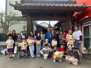 若松味噌しょう油店の門の前で記念撮影
