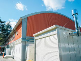 旧上粕尾小学校の体育館をリノベーションしたオーダーメイドの酒造りができる最新鋭の設備を備えた醸造所になります。