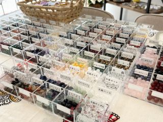 約200種類の天然石やキラキラパーツから選び放題♪