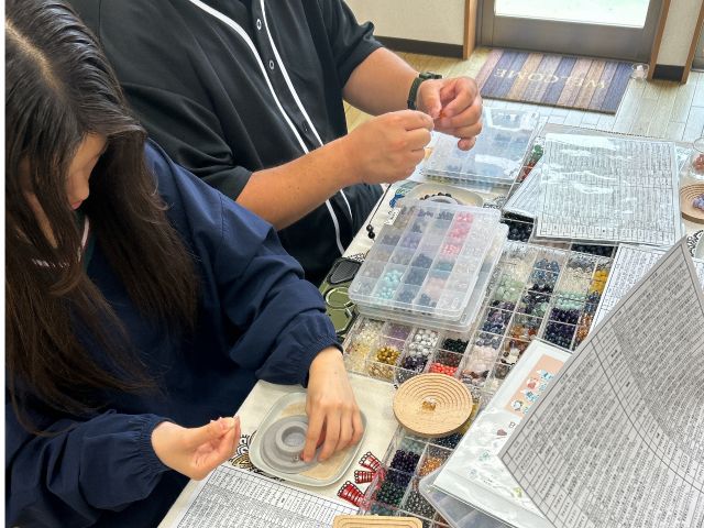 店内のブレスレットを参考に、世界にひとつのブレスレットをお作りいただけます♪