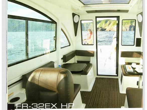 新艇のキャビン内は広々としてリラックスいただけます