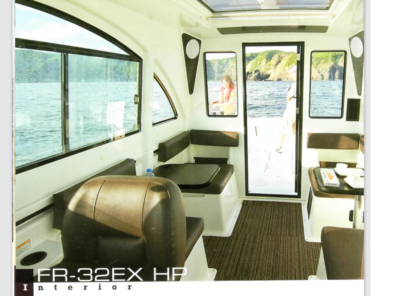 エアコン完備の船内は6名様がゆったり座れます