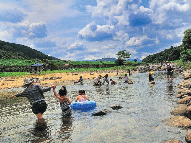 きれいな川が、すぐそばに流れています。アカザやオヤニラミ、シマドジョウなどの絶滅危惧種を水中眼鏡で見ることができるかも?