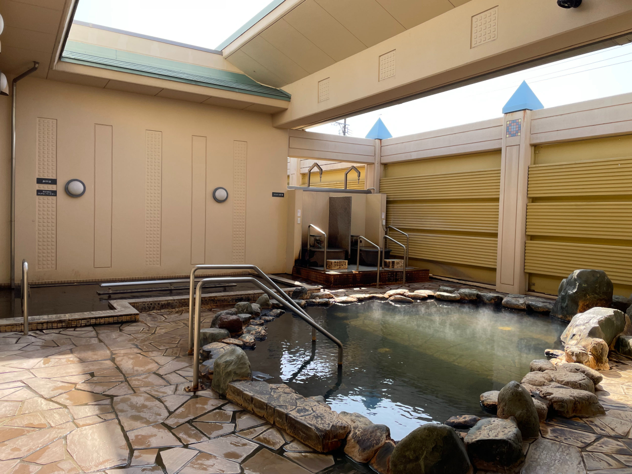 いやしの湯 露天風呂 岩風呂