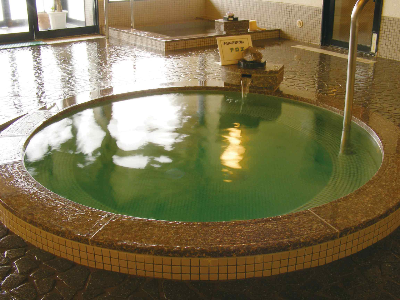  ̂ǐ^񒆂ɂ~`̂CA3`5lœł܂B