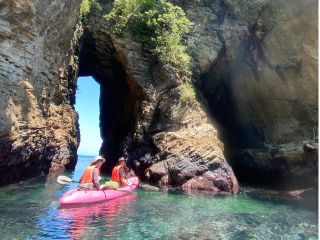 波が穏やかな日の海。海の底まで見通せるほどの透明度です。