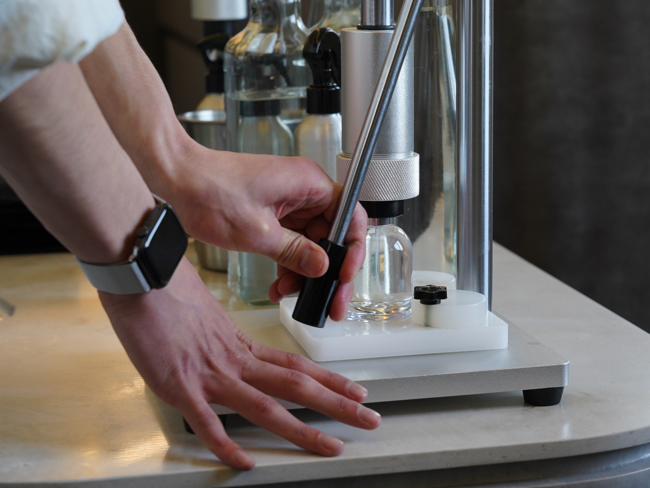 香料選択・調香・配合、これらの作業を動画を視聴しながらセルフで行っていただきます。