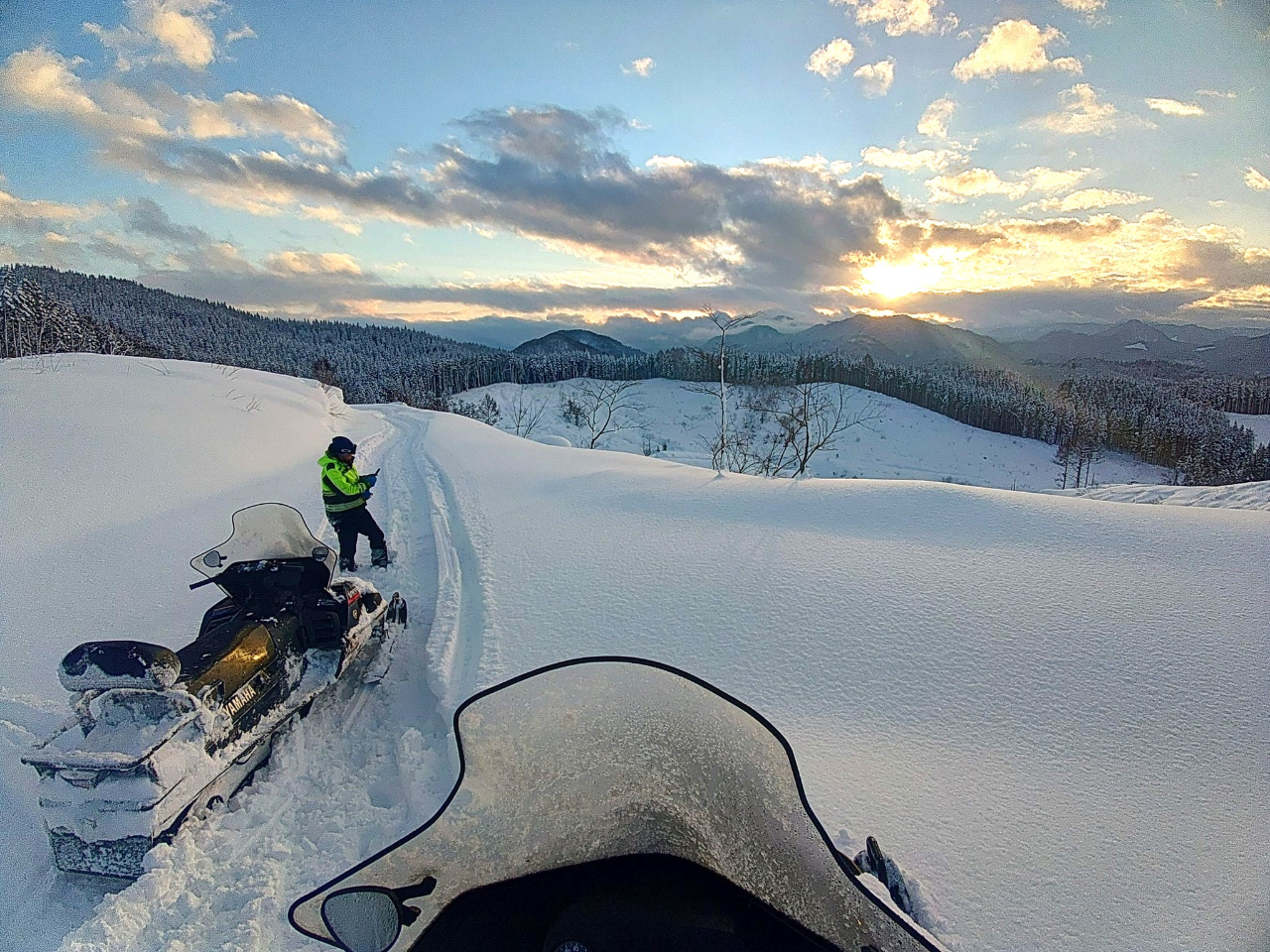 スノーモービル 雪上車 バギーのレンタル 北海道内はもちろん、全国各地へお届け可...