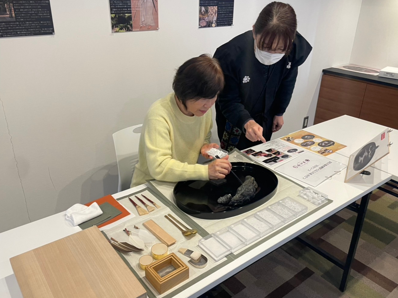 貴重な「細川流盆石体験」じっくり基本コース