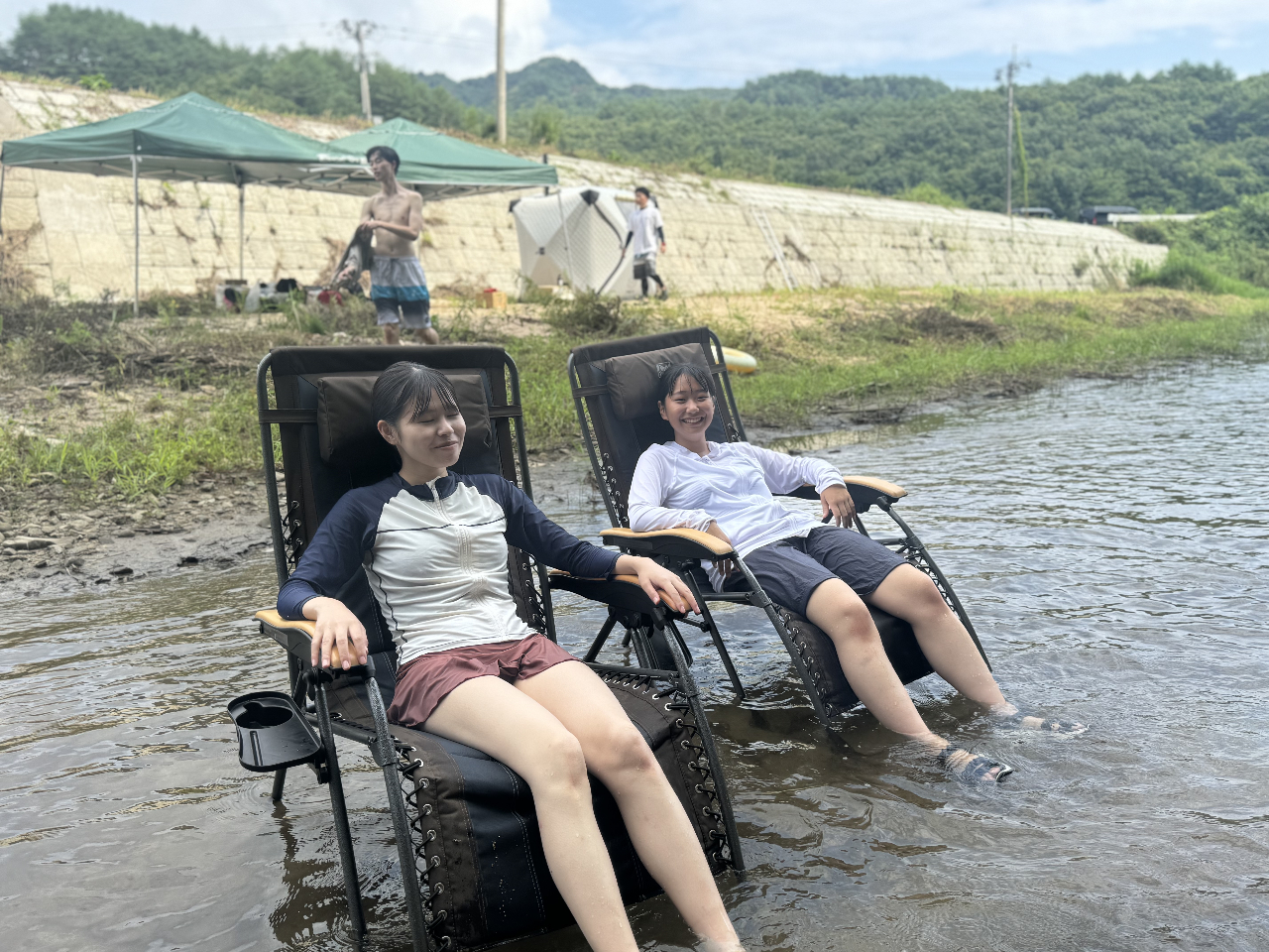 清流にダイブした後はリクライニングチェアーでととのう!