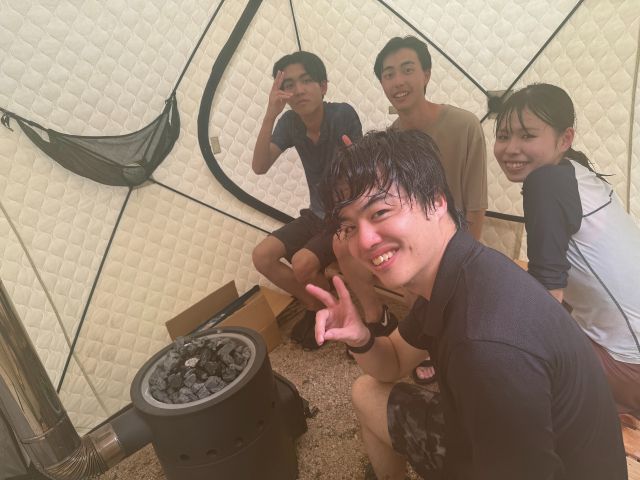 アロマ水をストーンにかけてロウリュウ体験もできます!