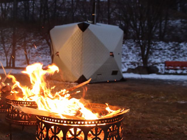 冬の間は外気浴でご利用できます!焚火もセットしますので、夏とは違ったサウナ体験ができますよ!※写真は清流とは別の場所