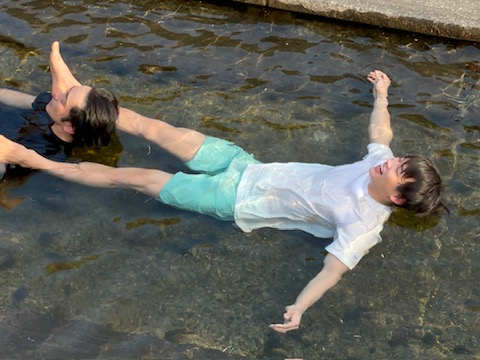 テントの目の前の小川にダイブして体を冷やしてください!