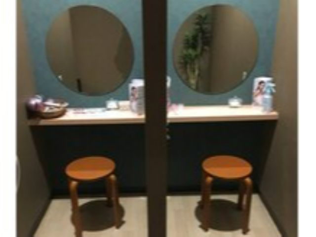 メイク室も仕切りの個室になります。