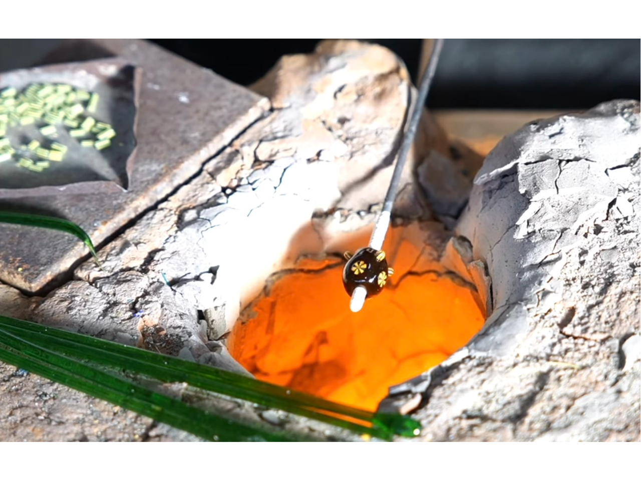 お好きな色の花模様のトンボ玉を作っていただきます