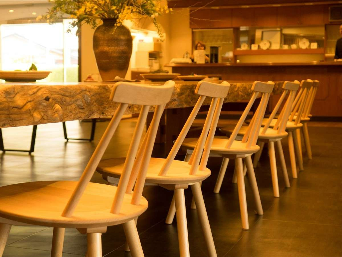 sr[tĝ݂镵͋C̃r[BAtJPL̈ꖇgpALXƂd1g̋ȃe[uƃ\t@[łB