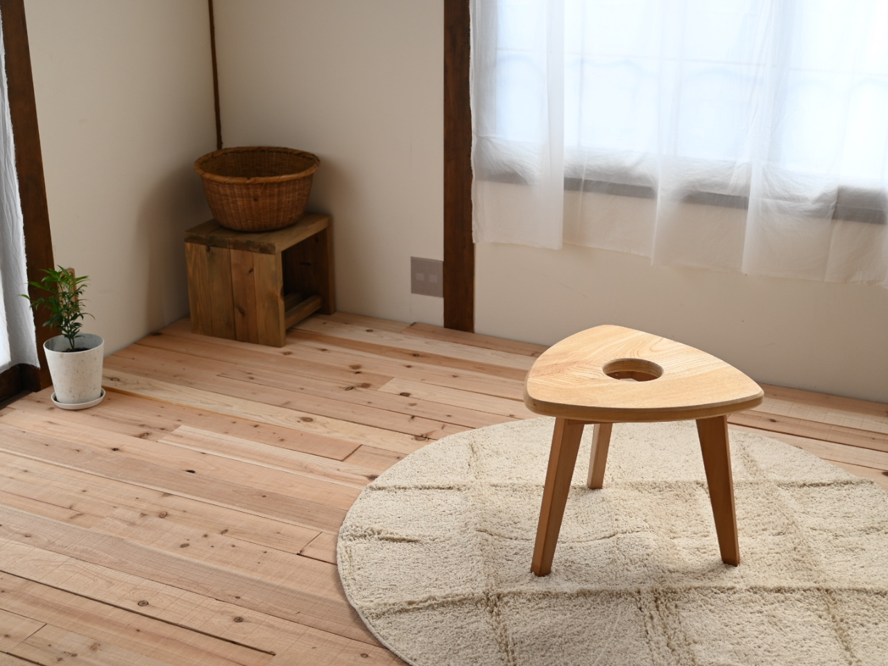 自然の光が差し込むお部屋で、お一人でゆっくりと過ごしていただけます。